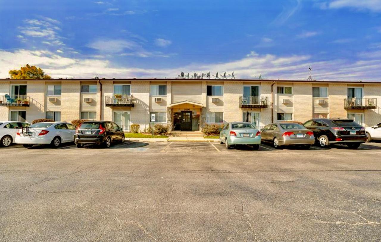 8896 David Pl. #201A, Des Plaines, IL 60016