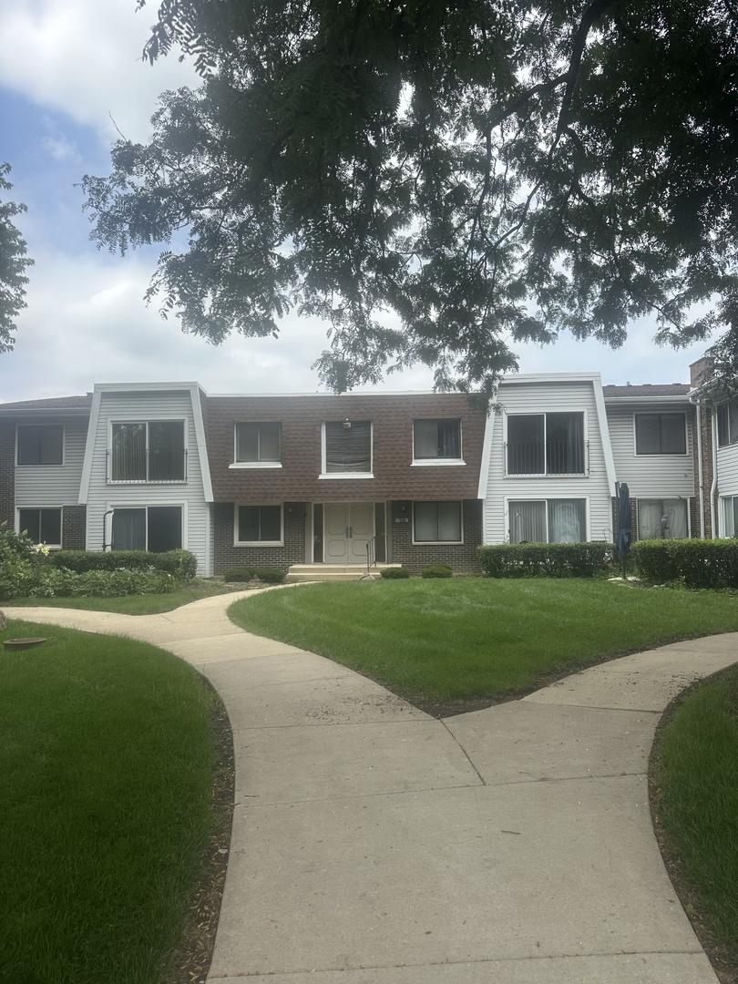 2711 Hobson Rd. #2, Woodridge, IL 60517