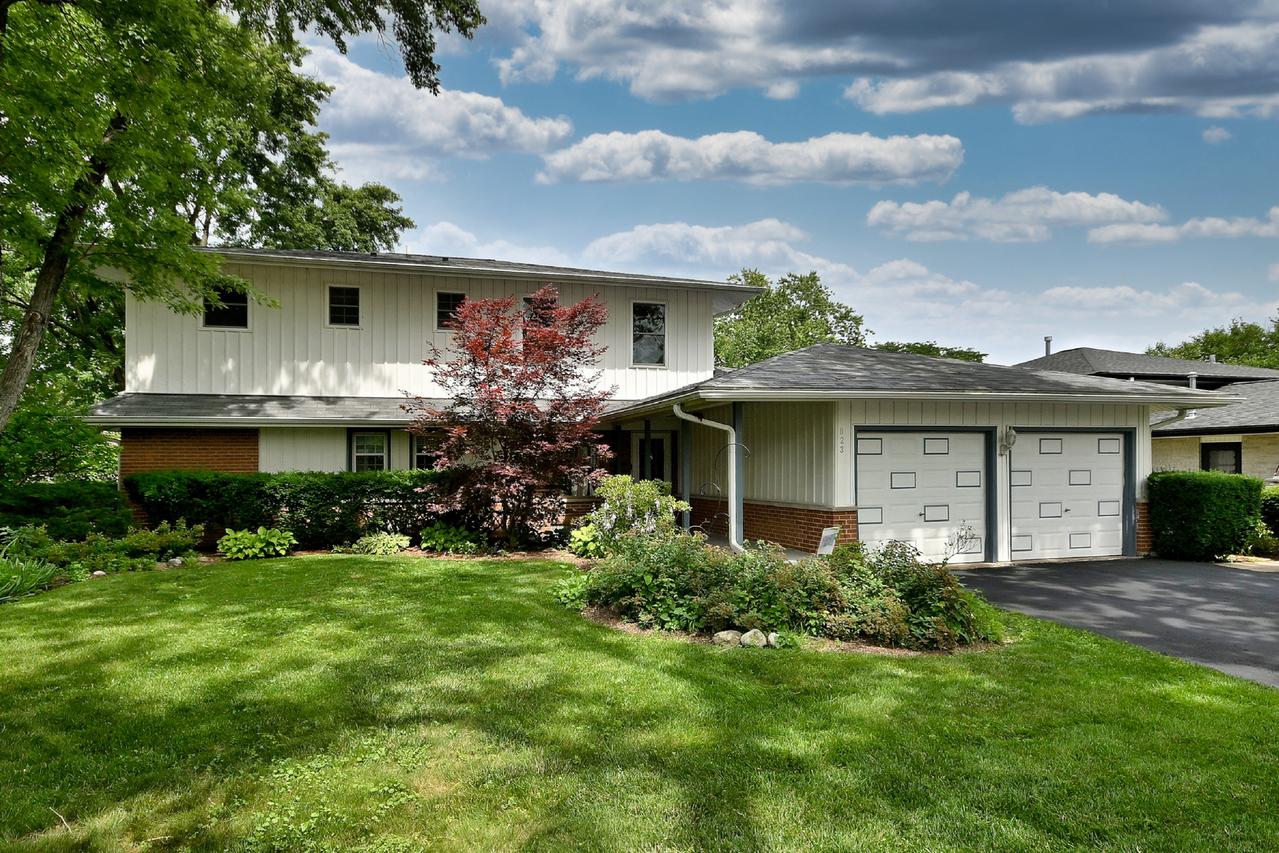823 Milbeck Ave., Elk Grove Village, IL 60007