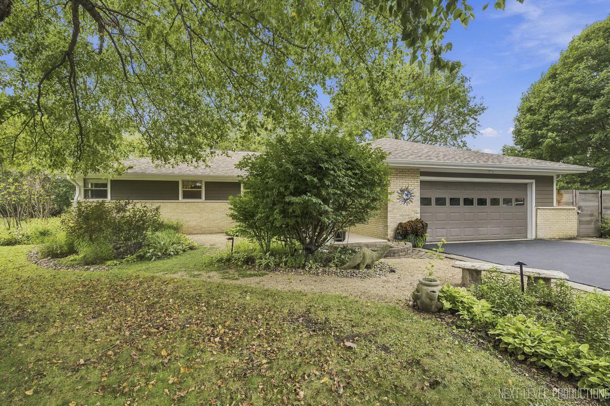24 W Stonegate Dr., Prospect Heights, IL 60070