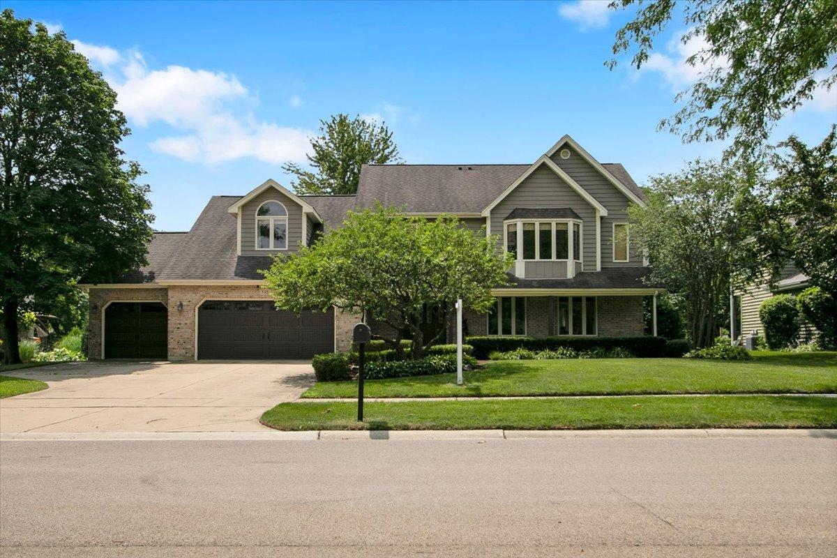 735 Queensgate Cir., Sugar Grove, IL 60554
