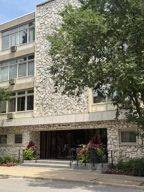 222 N Marion St. #2m, Oak Park, IL 60302