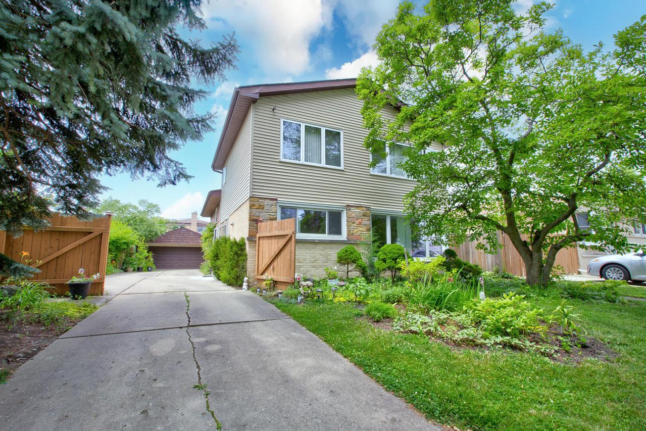 8936 N Elmore St., Niles, IL 60714