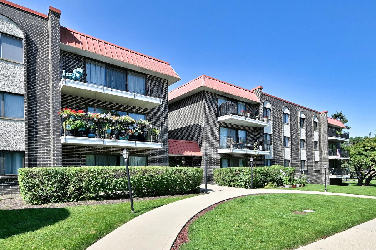 1255 W Prospect Ave. #302, Mount Prospect, IL 60056