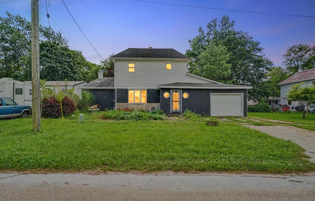 105 W Maple St., Roberts, IL 60962