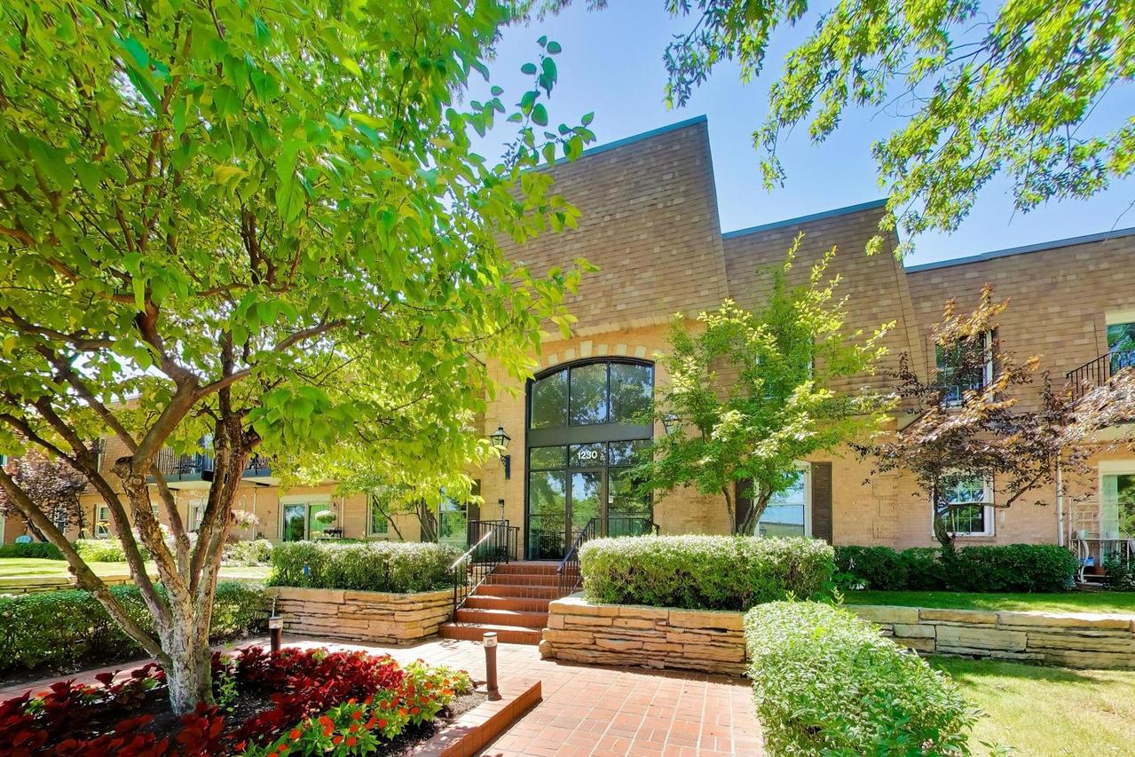 1230 Park Ave. #236, Highland Park, IL 60035