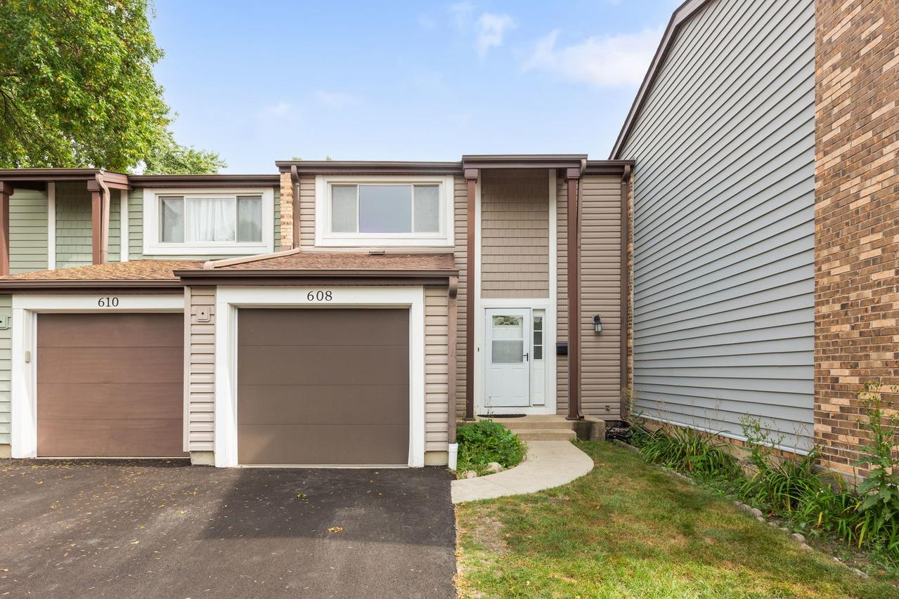 608 Westwood Ct., Wheeling, IL 60090