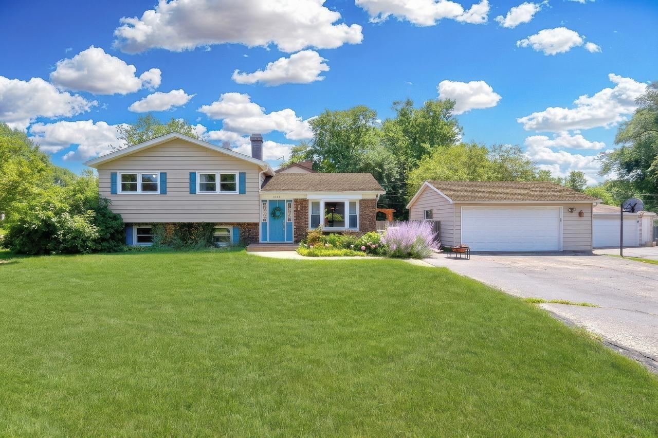 2420 SE Thornwood Dr., Lindenhurst, IL 60046