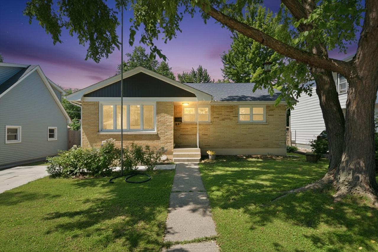 340 Dalton Ave., Mundelein, IL 60060