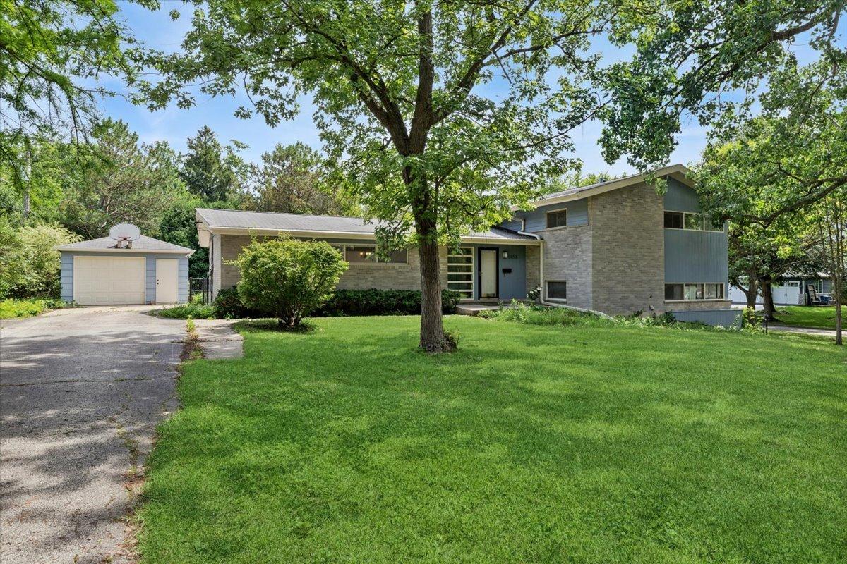 1958 Castlewood Rd., Highland Park, IL 60035