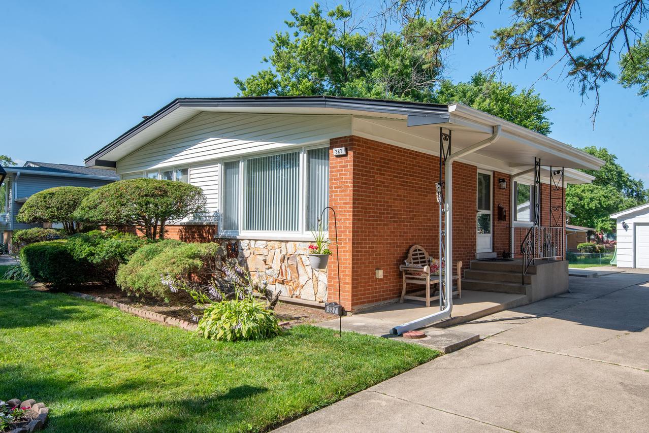 327 W Holly Ct., Glenwood, IL 60425