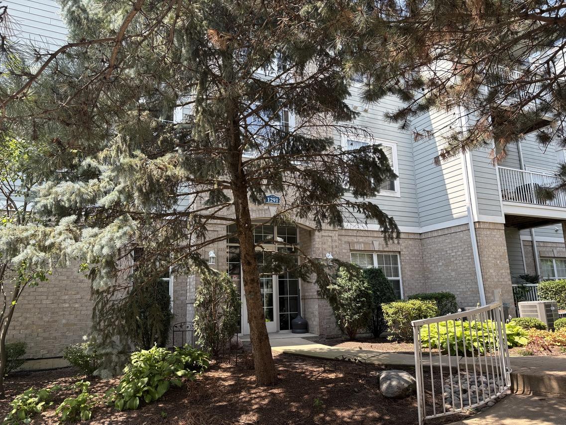 1291 W Lake St. #302, Addison, IL 60101