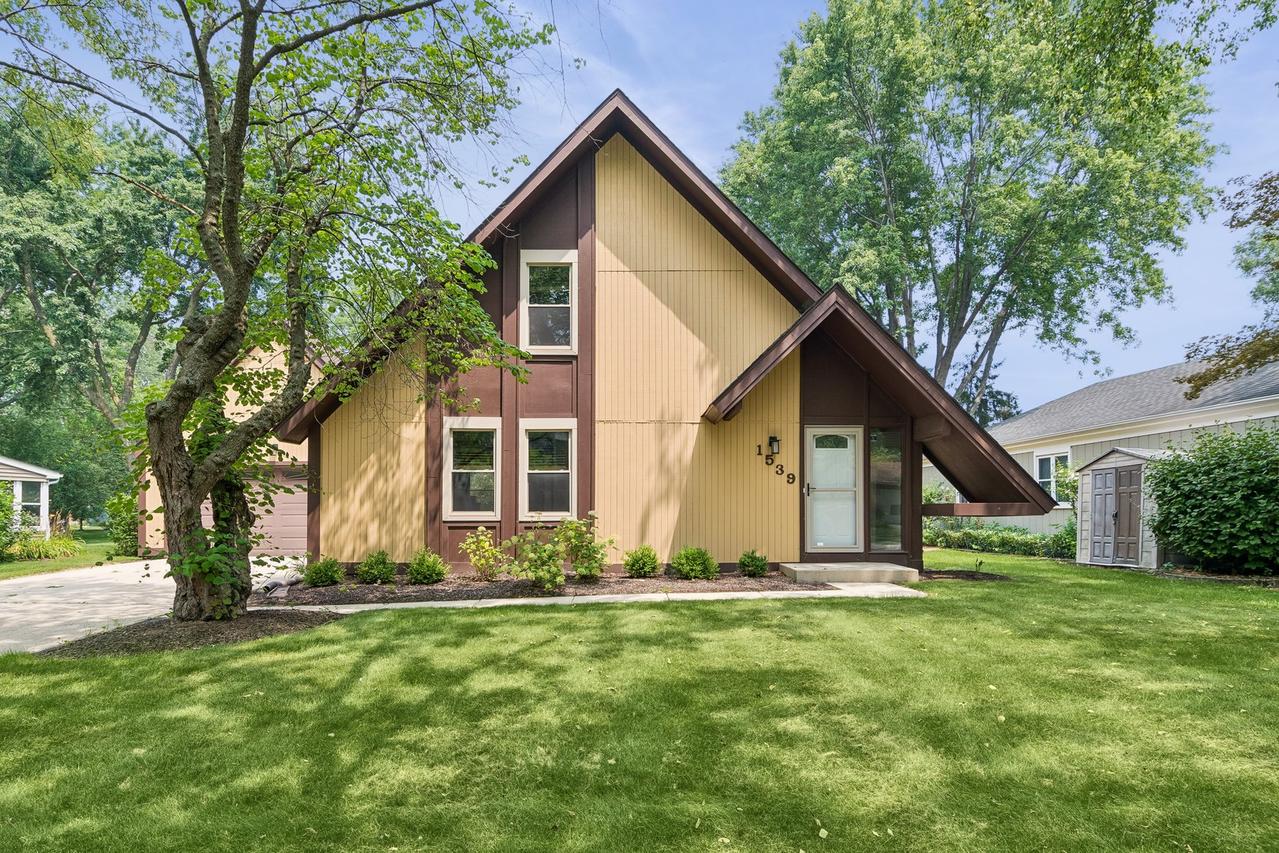 1539 Foxhill Rd., Naperville, IL 60563