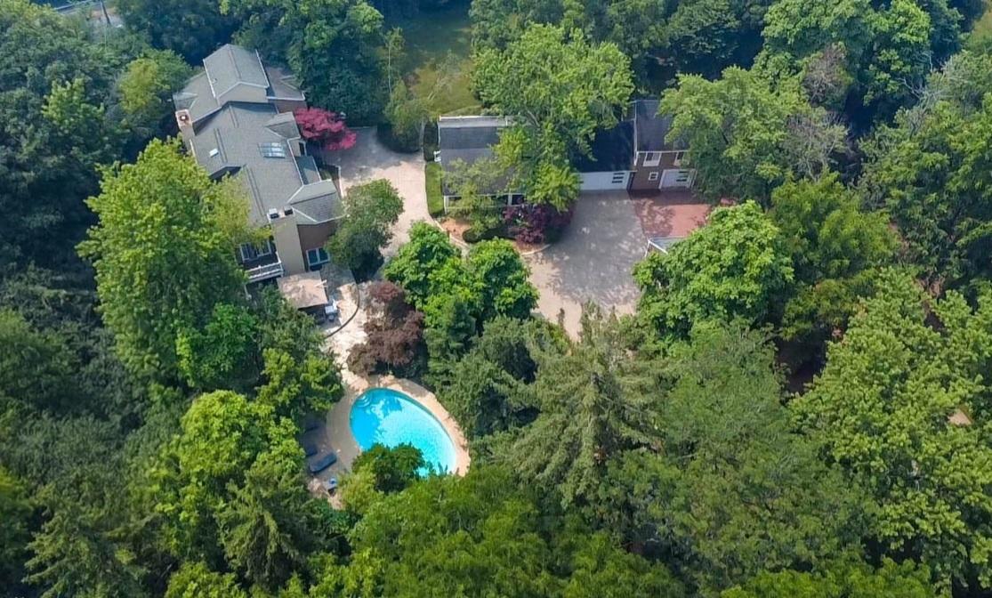 112 Brinker Rd., Barrington Hills, IL 60010