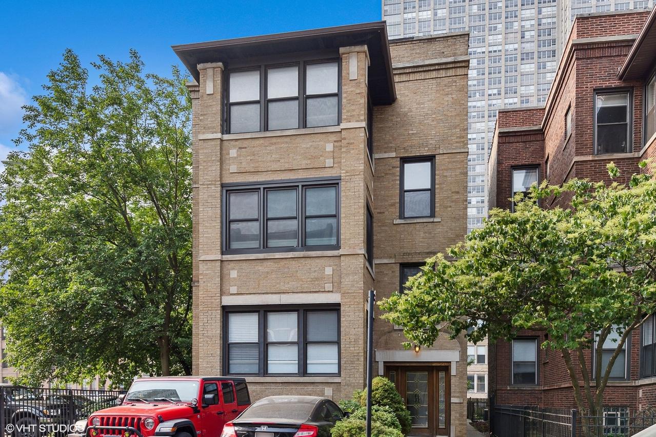 645 W Bittersweet Pl. #1, Chicago, IL 60613