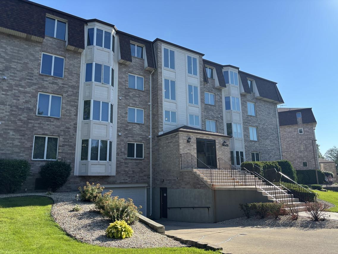 3660 186th St. #105, Lansing, IL 60438
