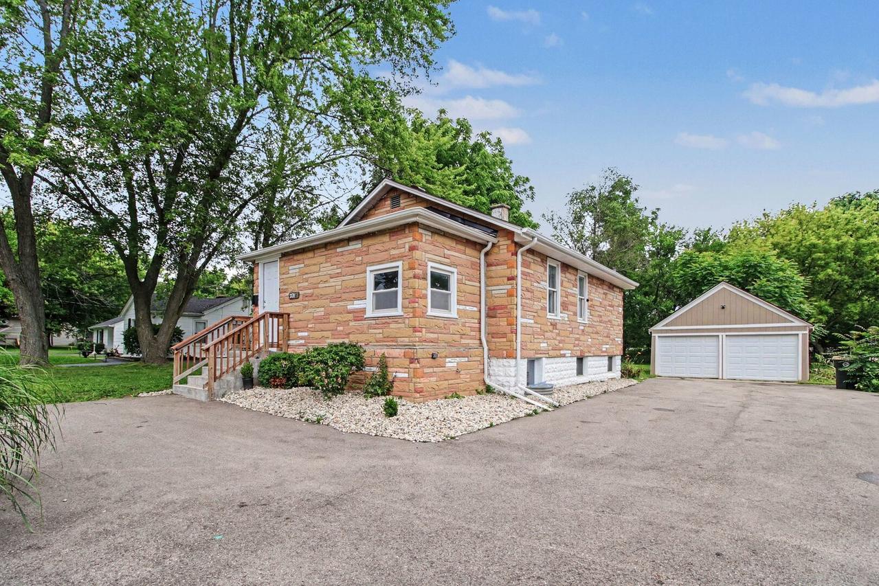 208 W Nippersink Rd., Round Lake, IL 60073