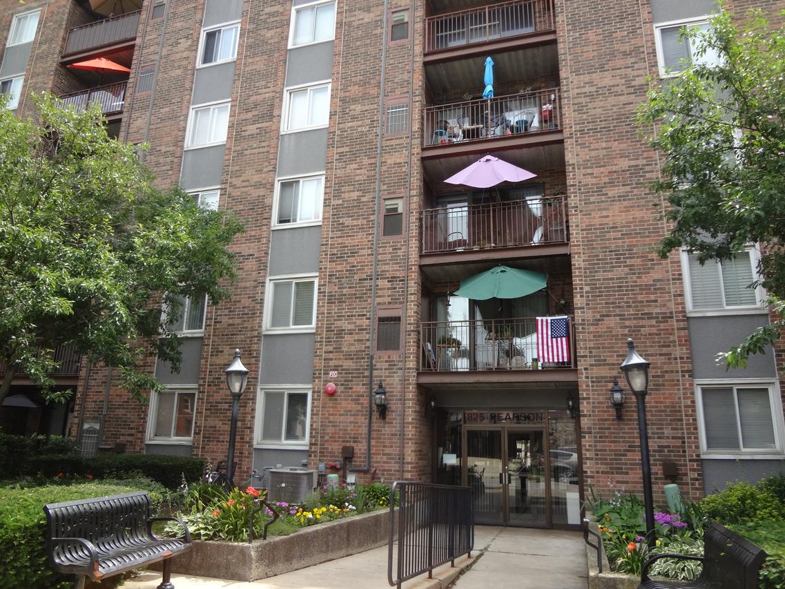 825 Pearson Ave. #5D, Des Plaines, IL 60016