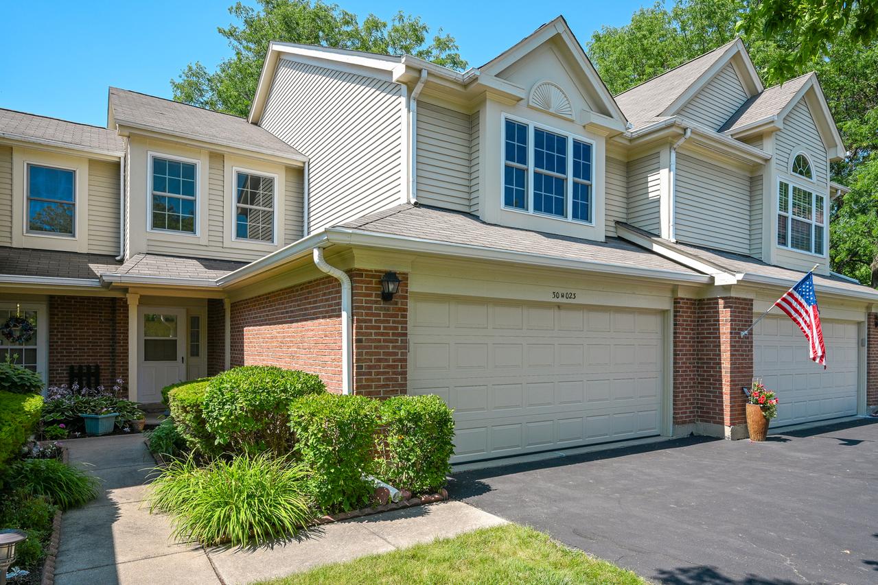 30W023 Laurel Ct., Warrenville, IL 60555