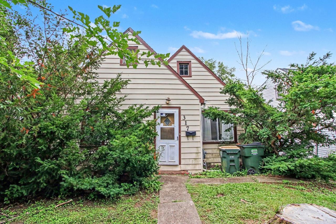 317 Grandview Dr., Round Lake Park, IL 60073