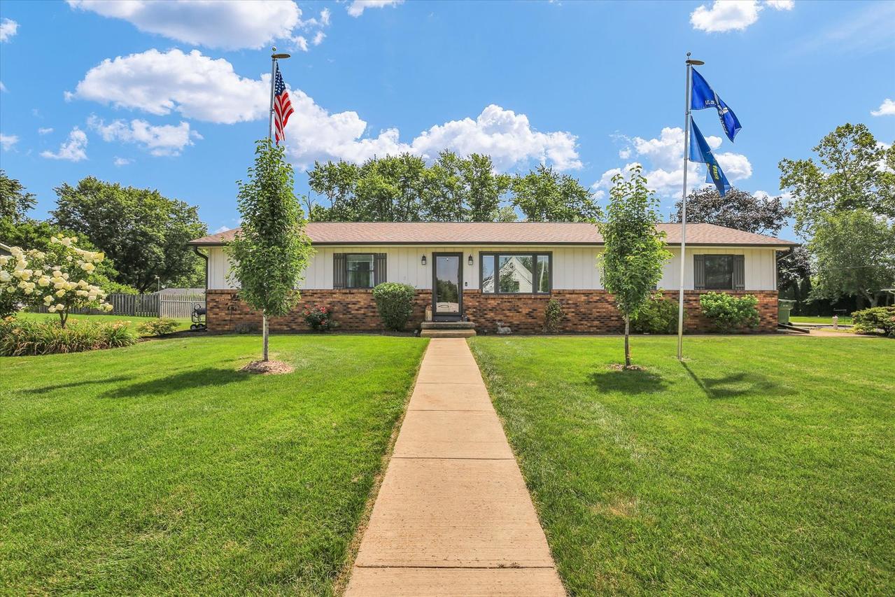 102 Sharon Dr., Mahomet, IL 61853
