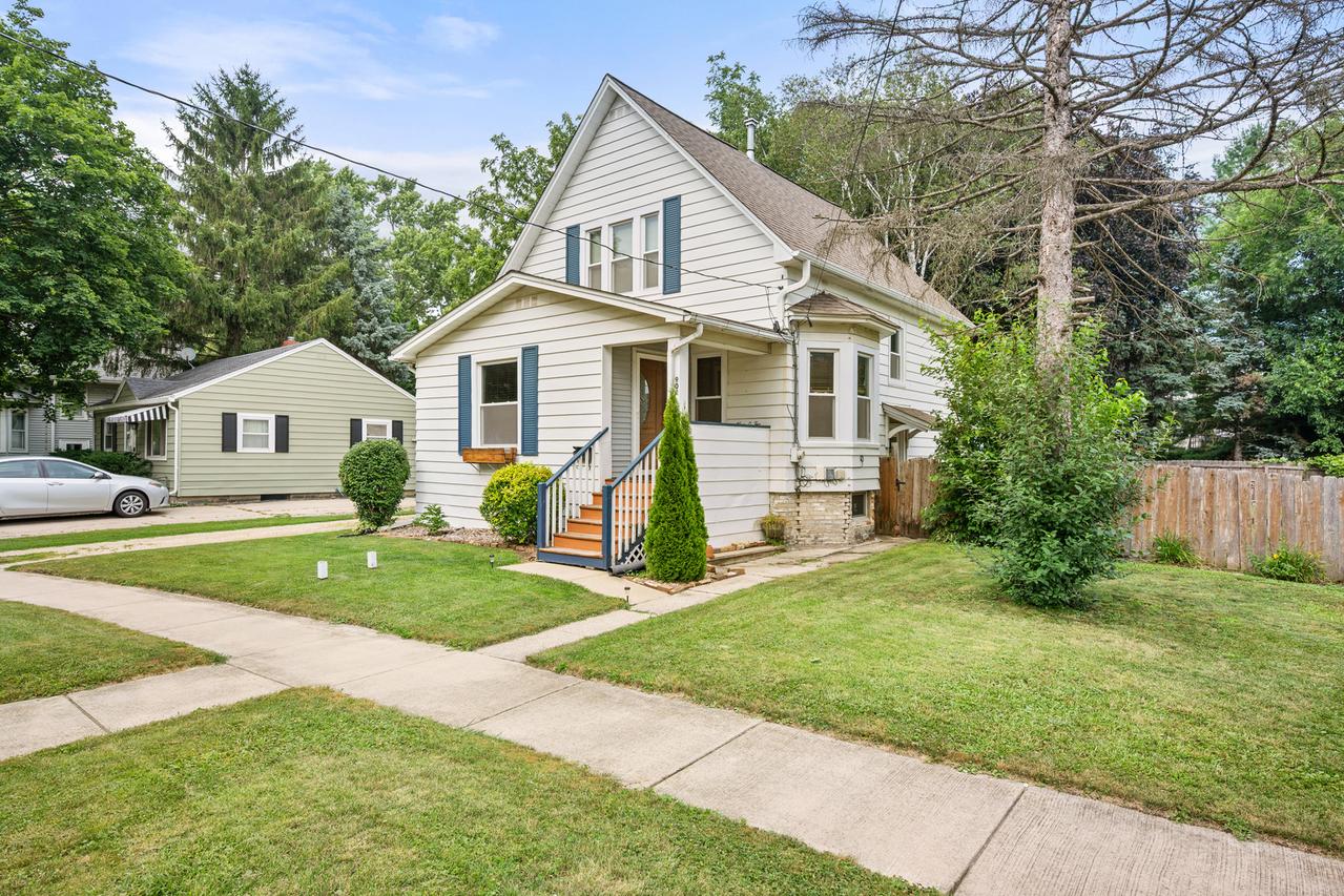 902 N 12th St., Dekalb, IL 60115