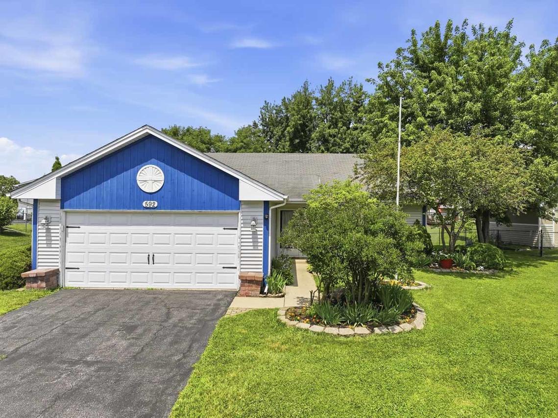 592 Bluff St., Carol Stream, IL 60188
