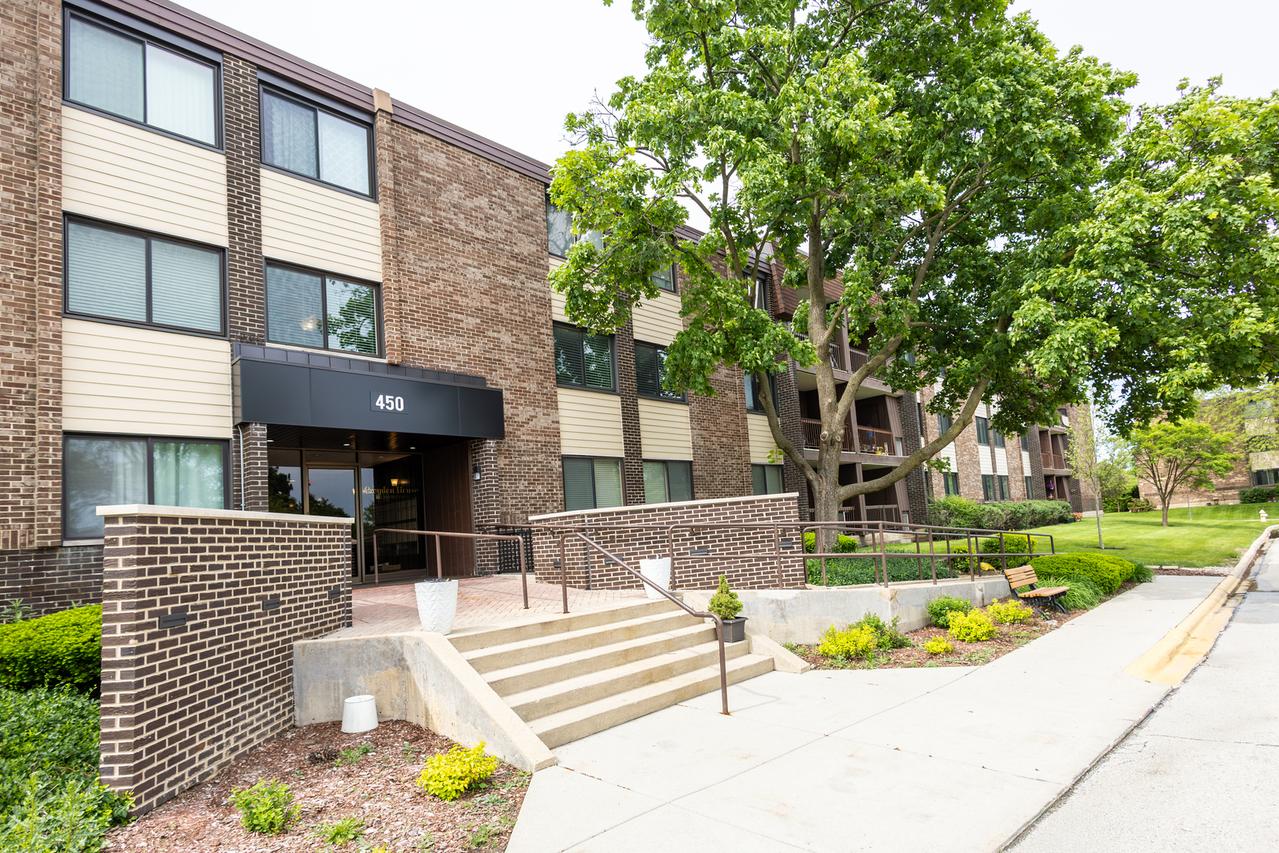 450 Raintree Ct. #2B, Glen Ellyn, IL 60137