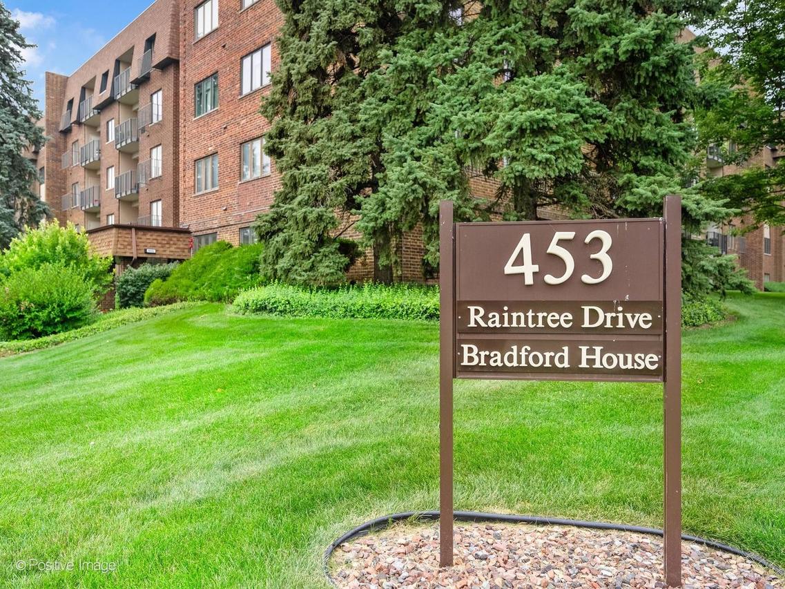 453 Raintree Dr. #4C, Glen Ellyn, IL 60137