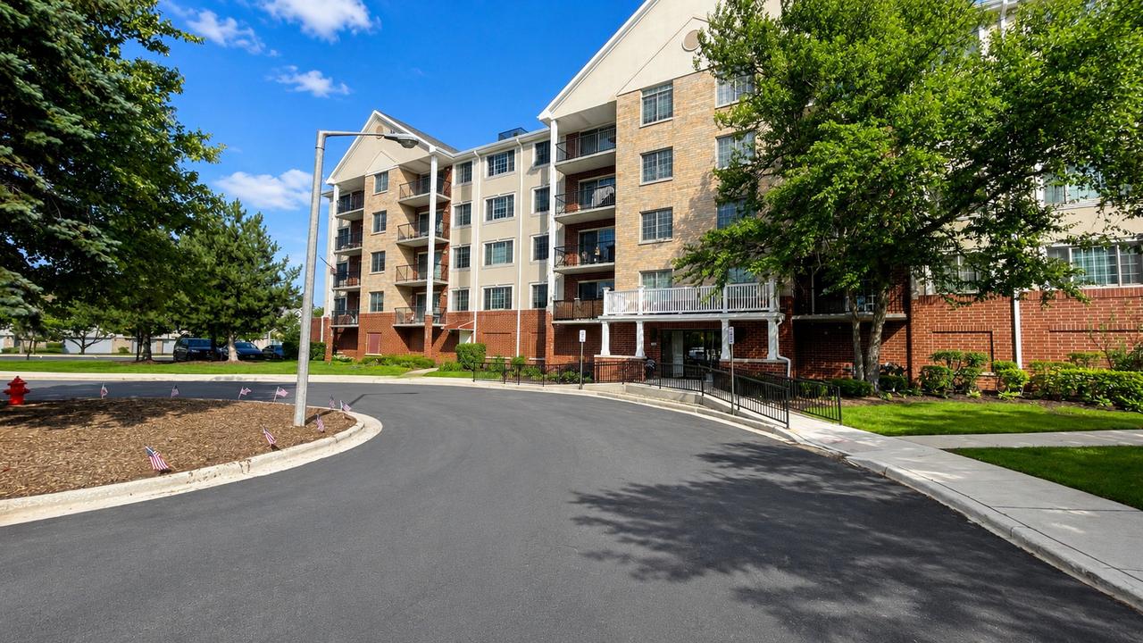 2301 Oakmont Way #502, Darien, IL 60561