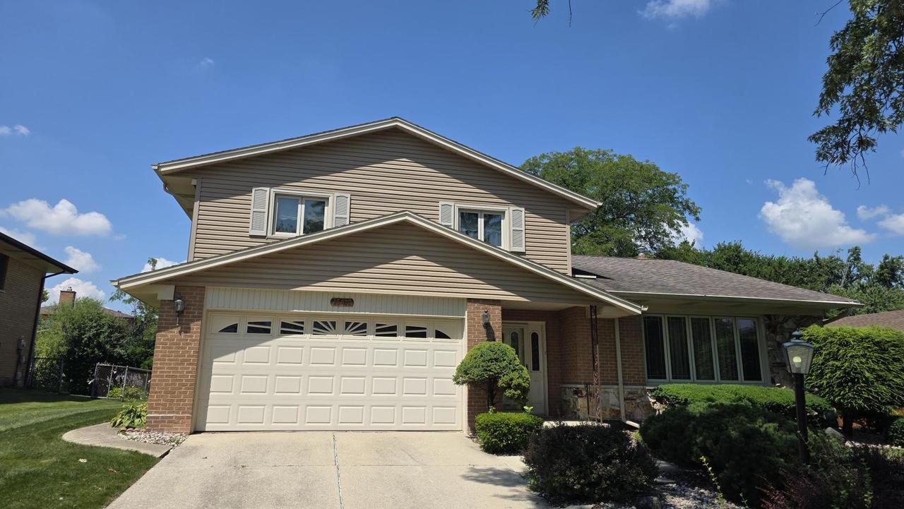 15412 Walnut Rd., Oak Forest, IL 60452