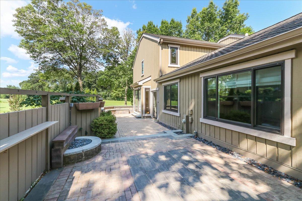 244 Hickory Ln., Lake Barrington, IL 60010