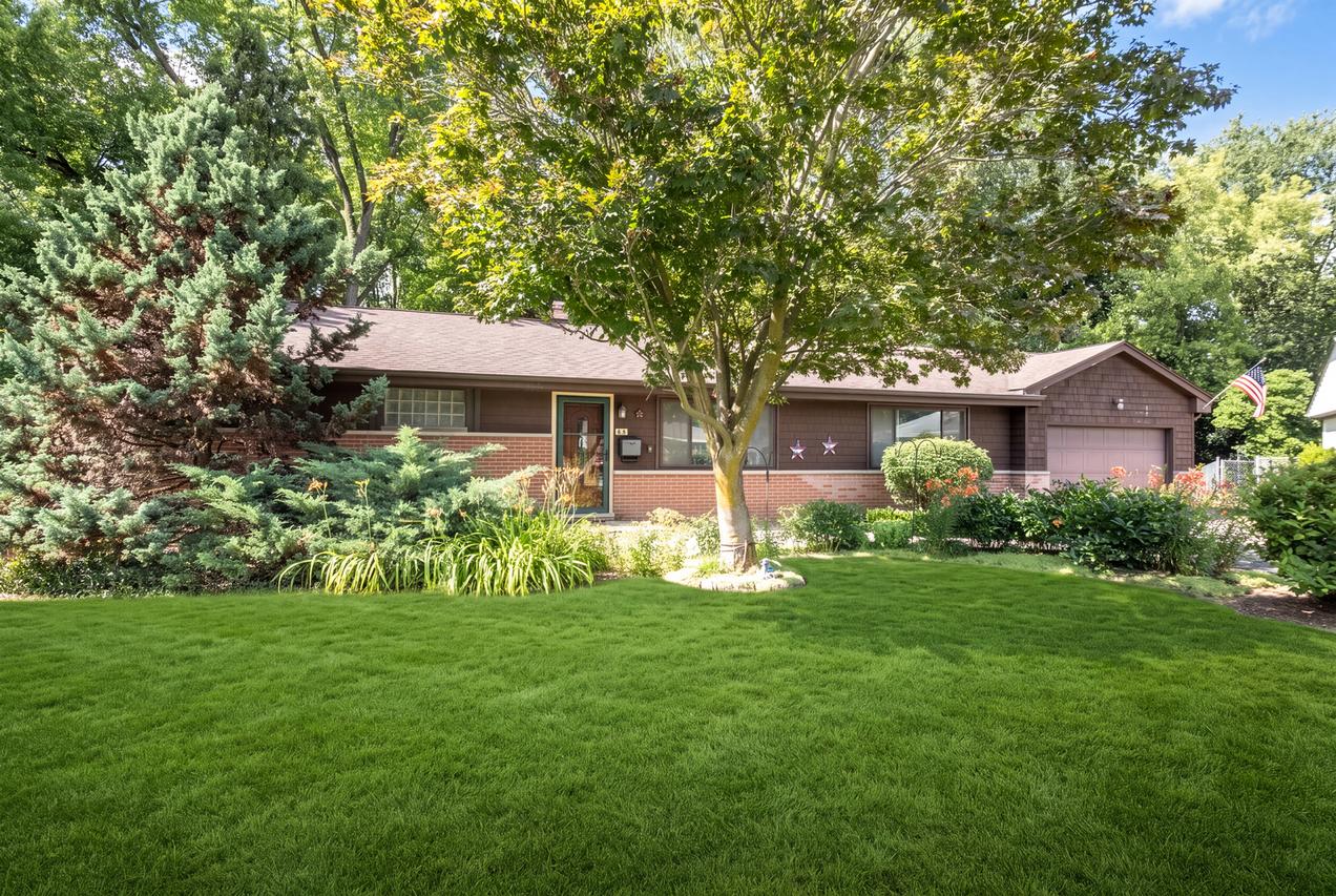 10 Hollycourt Ter., Lake Zurich, IL 60047