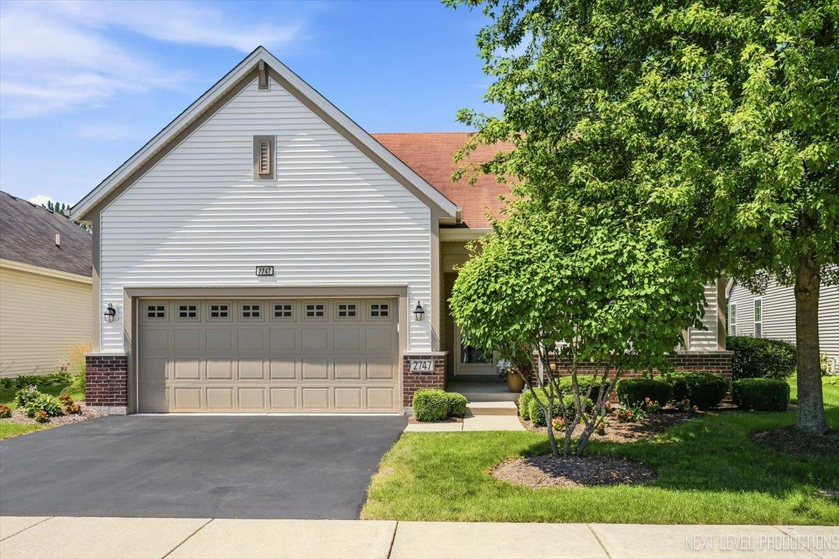 2747 Northmoor Dr., Naperville, IL 60564