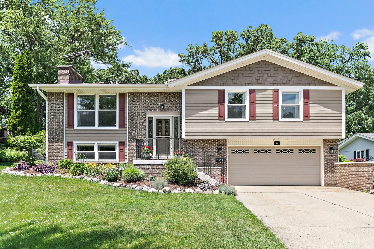 101 S Cedarcrest Dr., Schaumburg, IL 60193