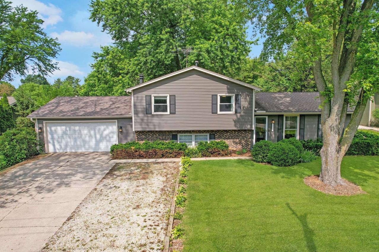 11S556 Book Rd., Naperville, IL 60564