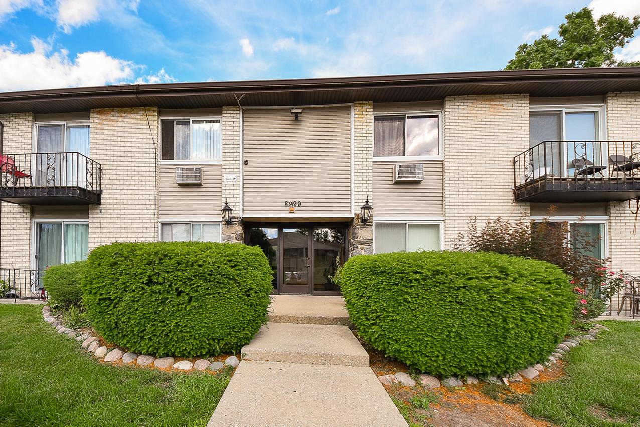 8999 Kennedy Dr. #2B, Des Plaines, IL 60016
