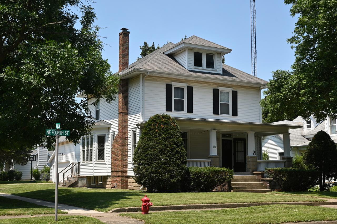 201 NE 4th St., Atlanta, IL 61723