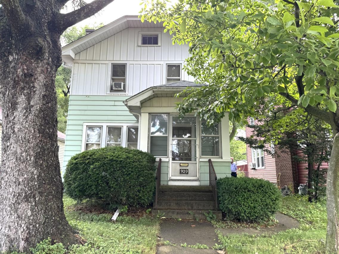 920 N Jackson St., Waukegan, IL 60085
