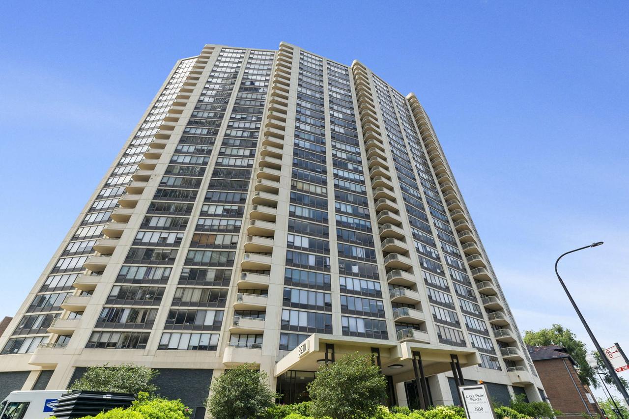 3930 N Pine Grove Ave. #909, Chicago, IL 60613