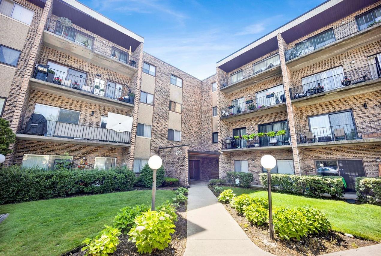725 W Huntington Commons Rd. #416, Mount Prospect, IL 60056