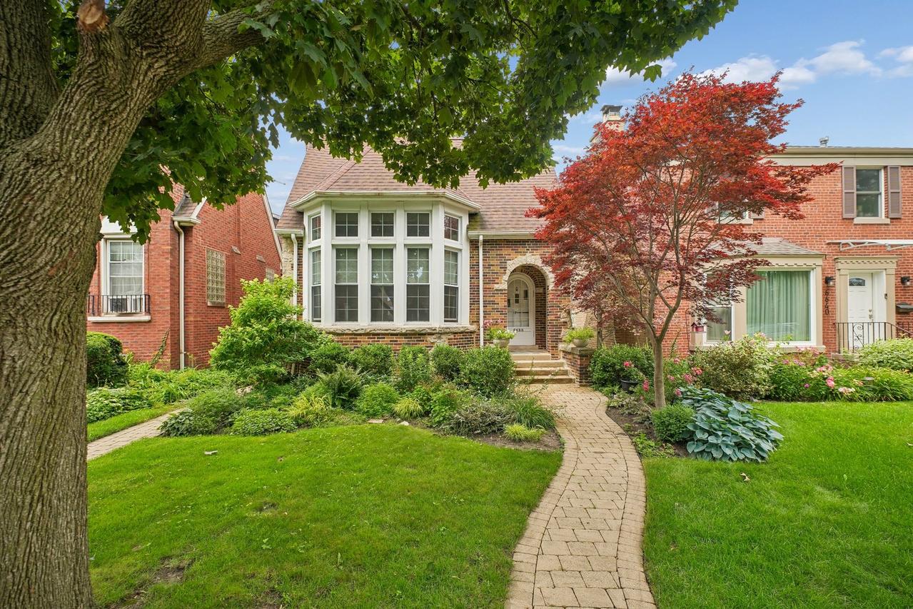 6638 N Trumbull Ave., Lincolnwood, IL 60712