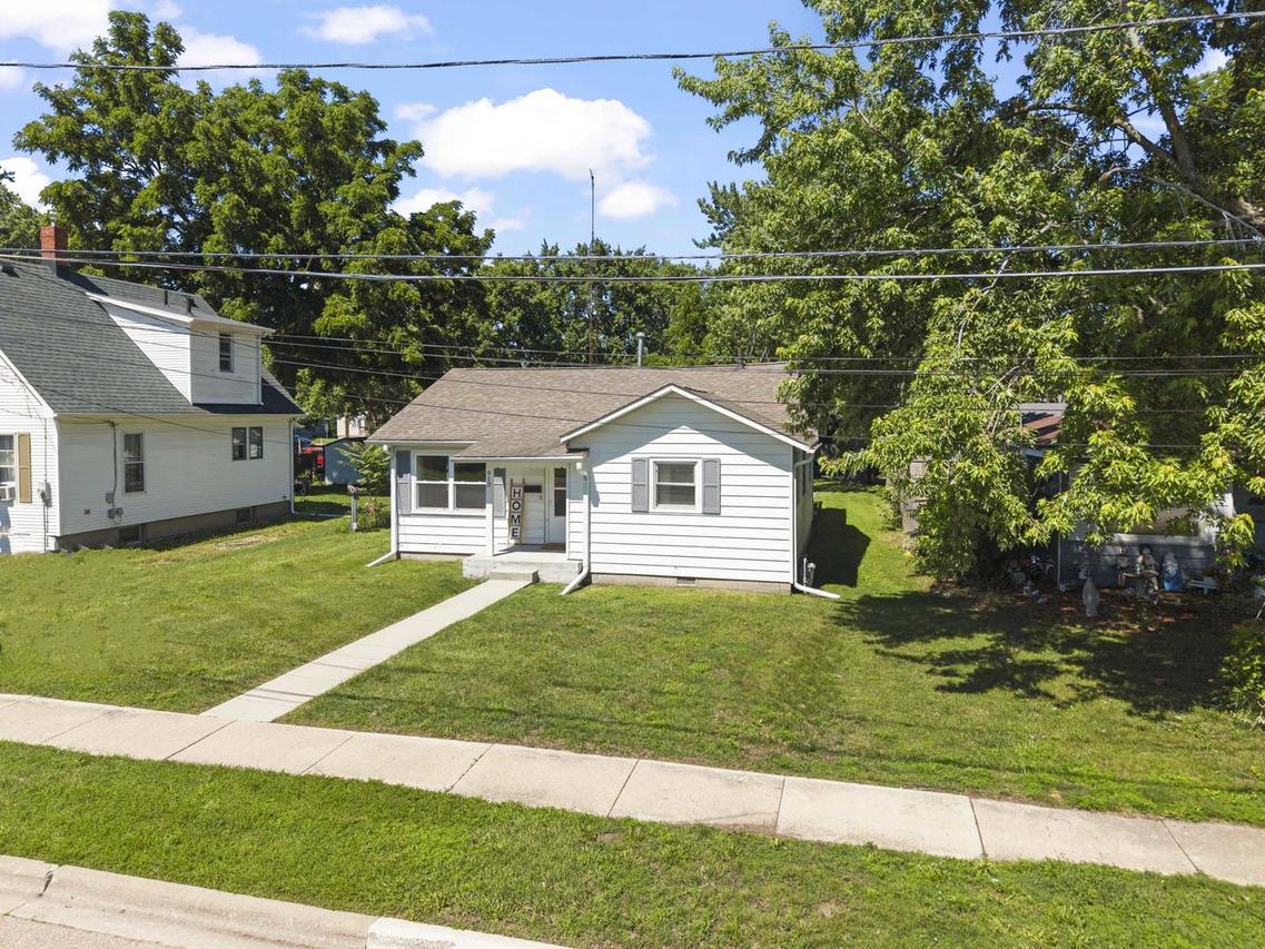 913 N 15th St., Dekalb, IL 60115