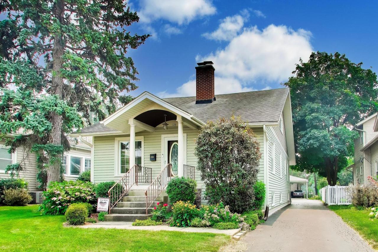 124 E Grantley Ave., Elmhurst, IL 60126