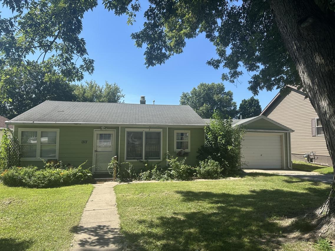 1717 E Lawn, Savanna, IL 61074