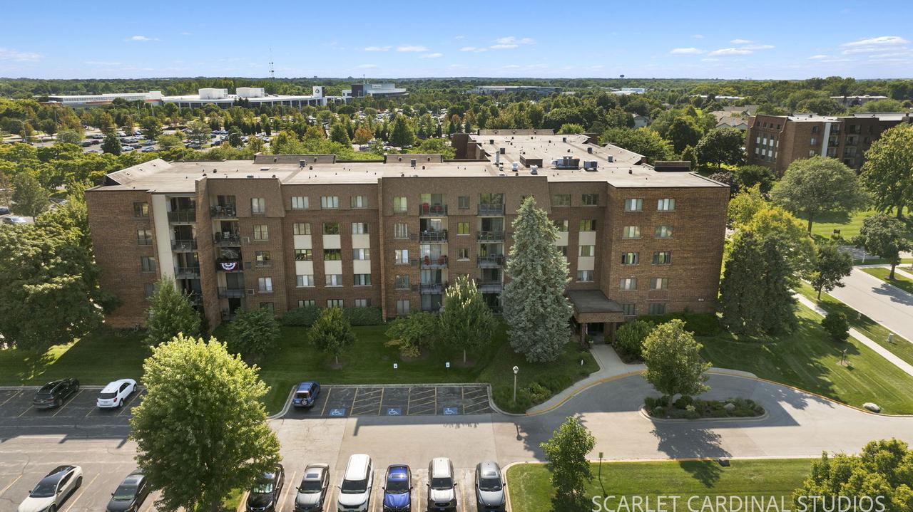 453 Raintree Dr. #4D, Glen Ellyn, IL 60137