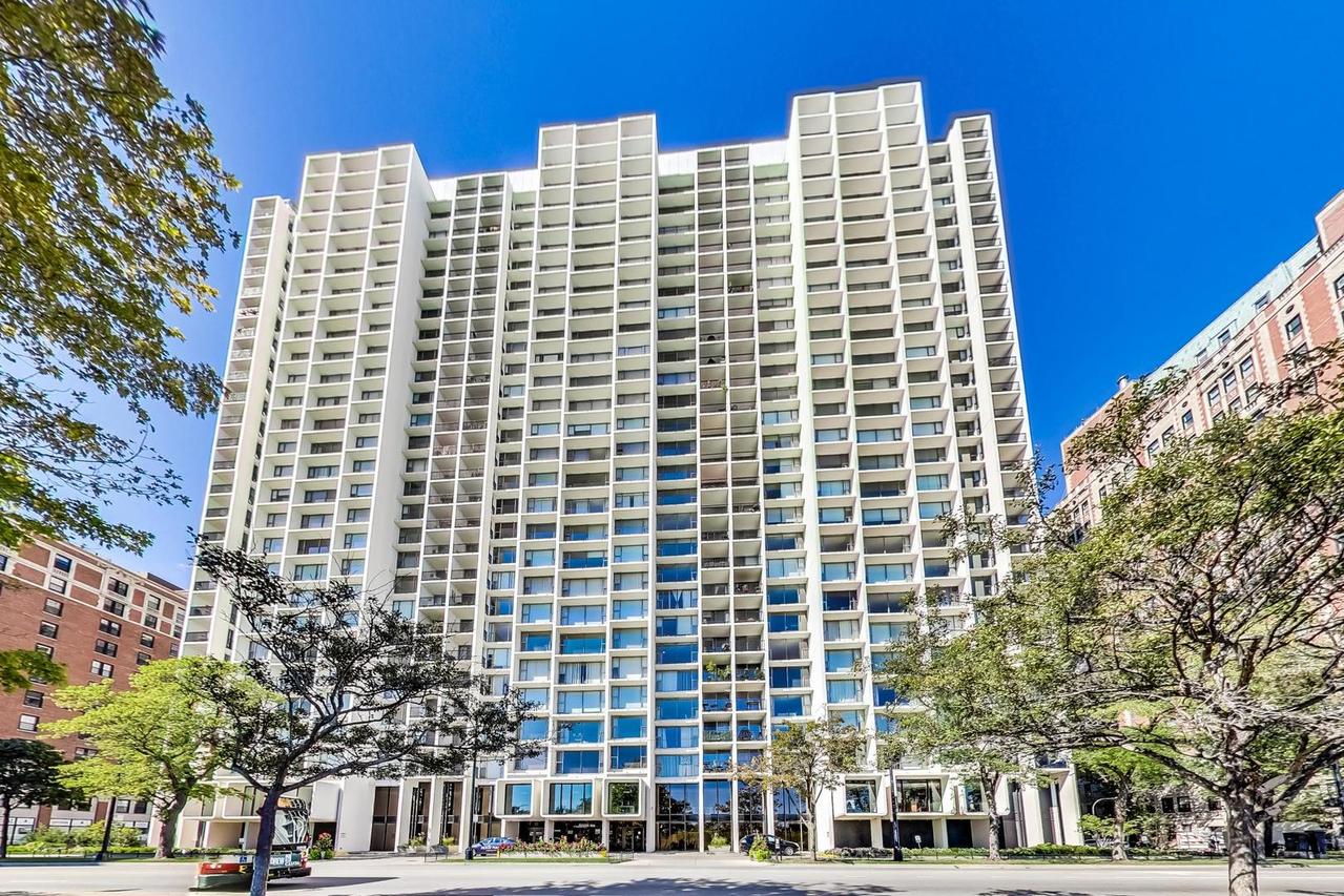 3200 N Lake Shore Dr. #806, Chicago, IL 60657