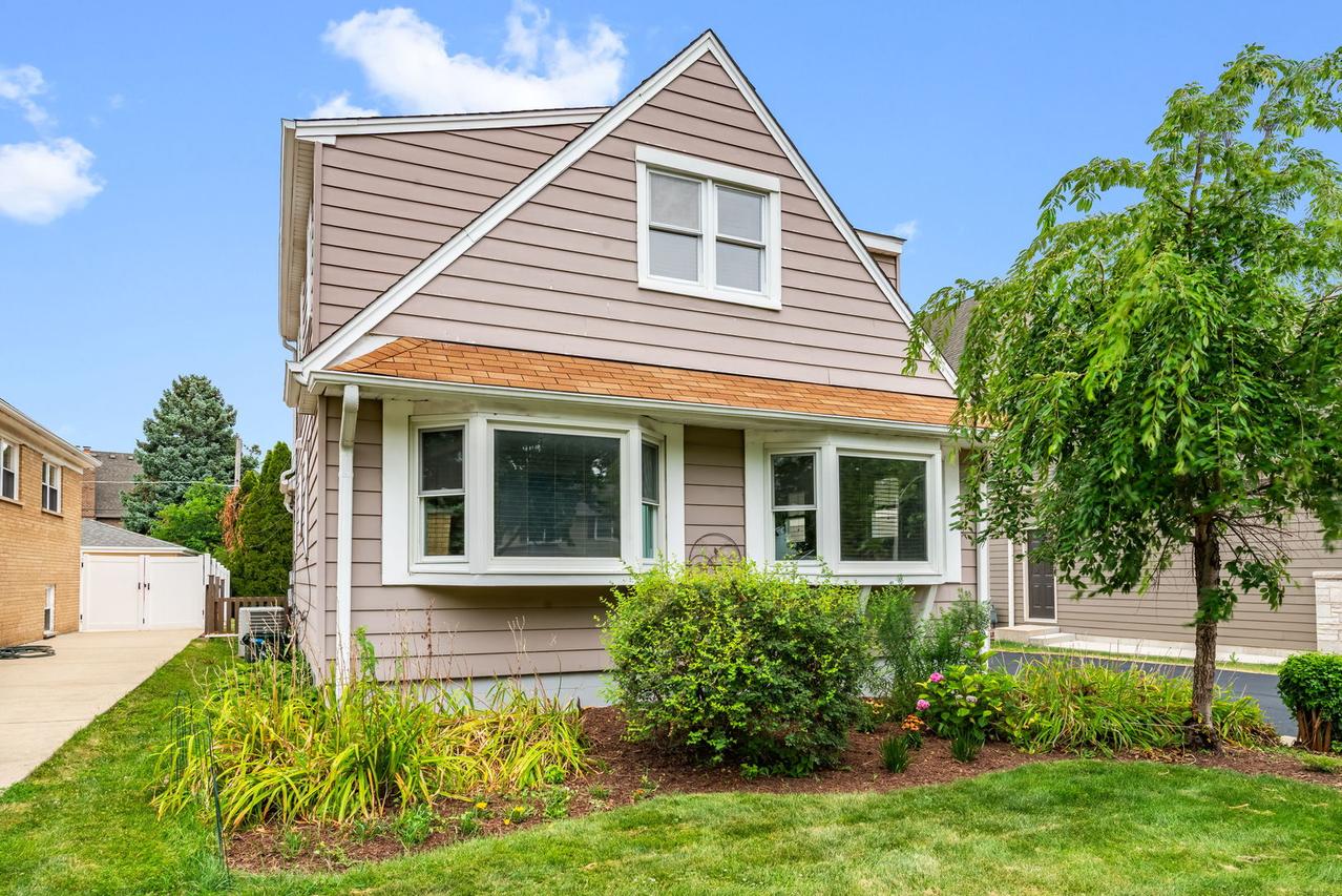 537 N Walnut St., Elmhurst, IL 60126