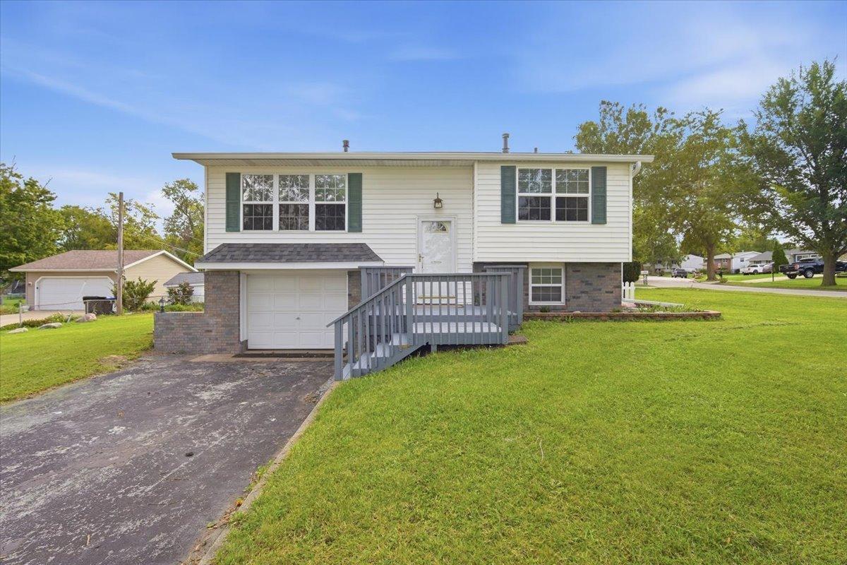 1241 Holiday Ln., Bloomington, IL 61704