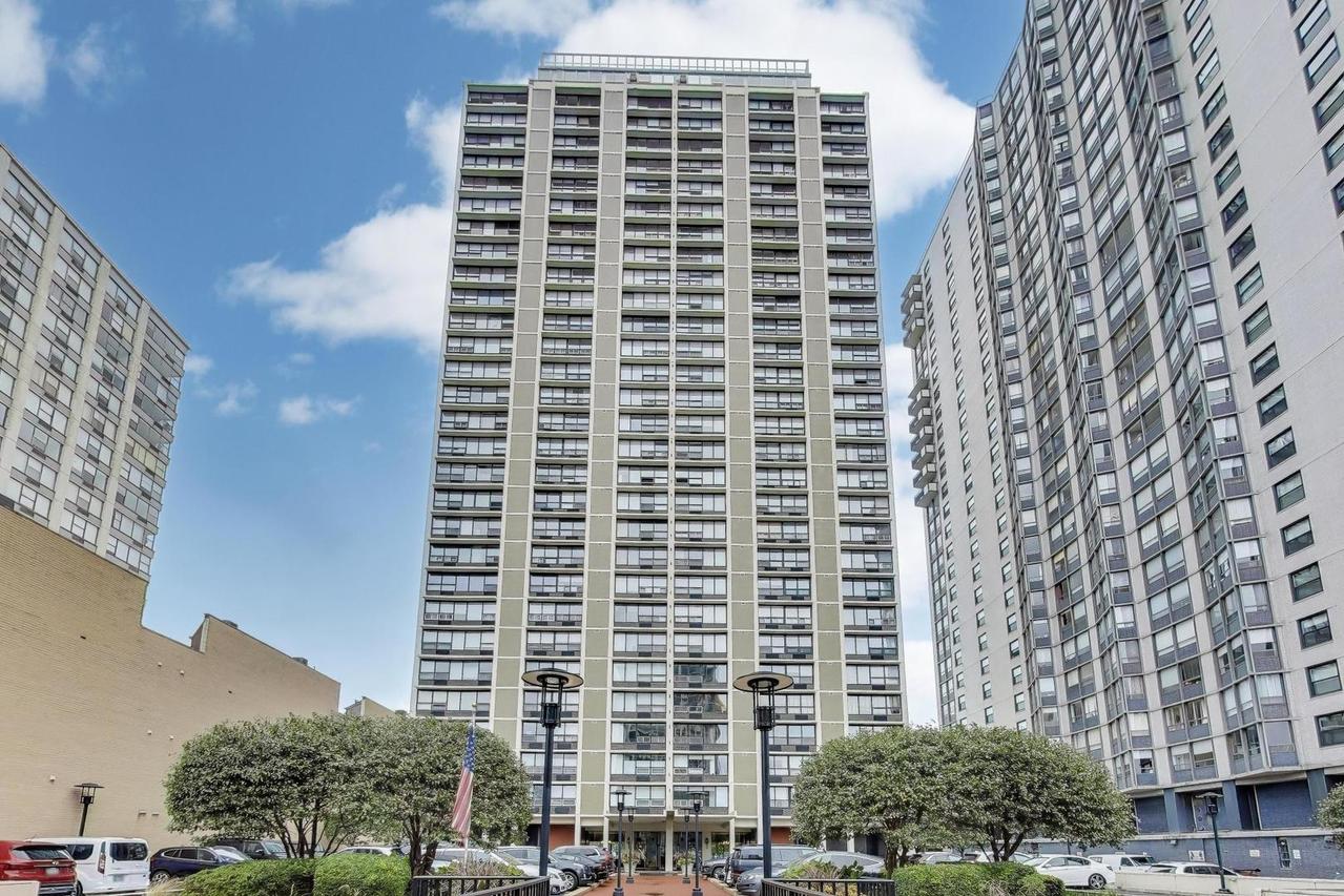 5733 N Sheridan Rd. #4C, Chicago, IL 60660
